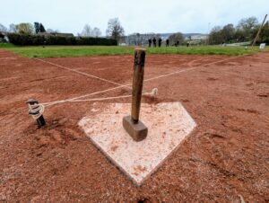 Vorbereiten des Baseballfeldes für die anstehende Saison 2026