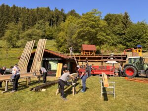 Upgrade für unsere Grillhütte und Frühlingserwachen rund ums Schulhaus