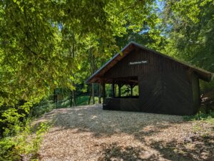 Annelsbach räumt auf: Hütte und See wieder schee